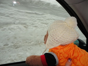 雪の壁で周りが景色が見えないよ