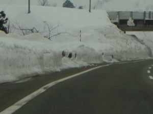 雪壁が崩れてる！